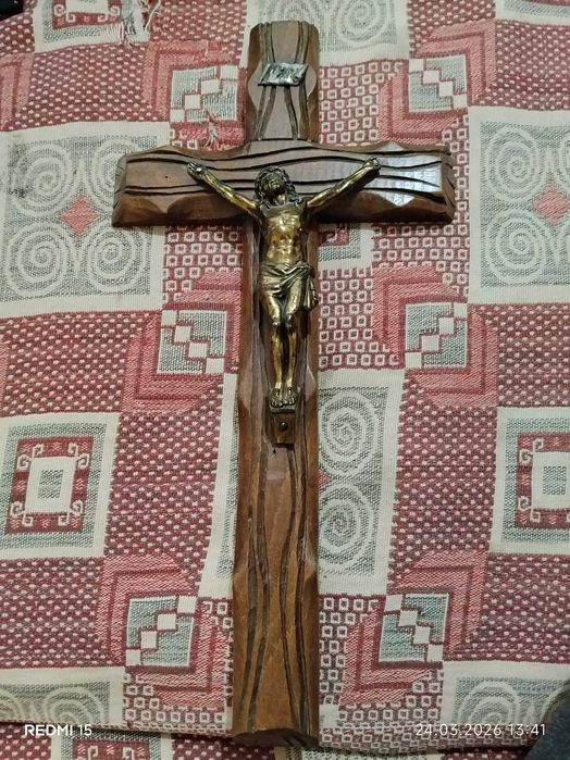 Дървен кръст с разпятие