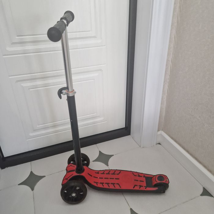 Детский самокат красный