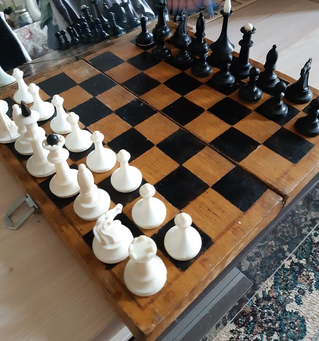 Доска с шахматами ( новыми)