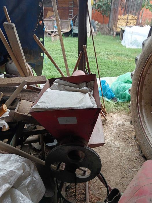 Vand masina de sfarmat malai !  1800 lei detali la nr de tel