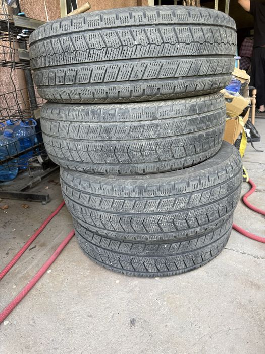 Продам зимнюю резину 205/60R16
