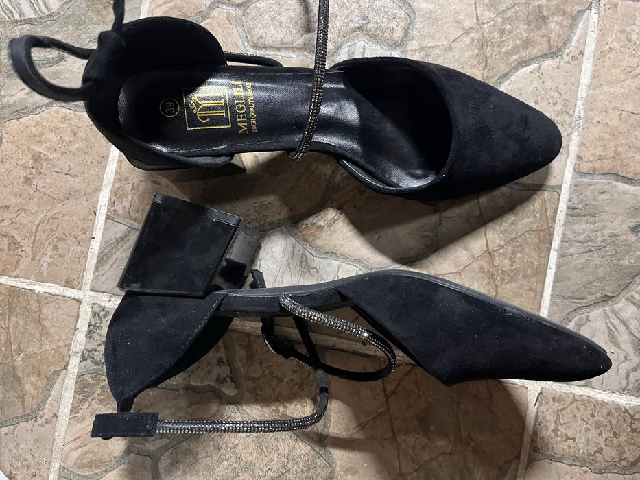 Черные туфли на низкой платформе