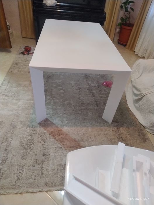 Masa alungabila și scaune.