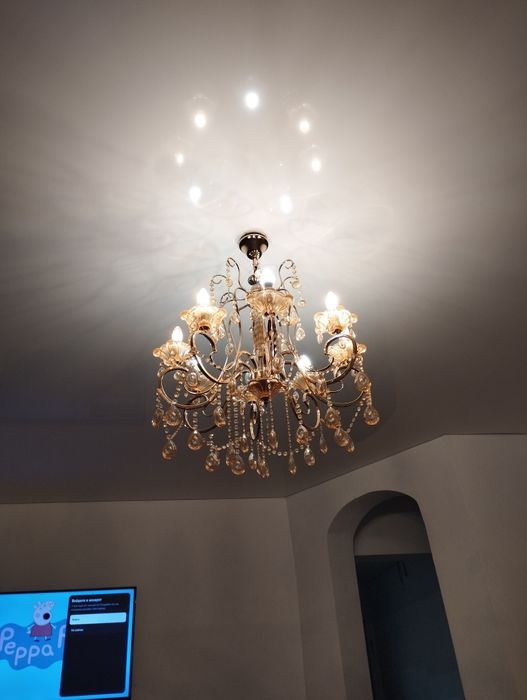 Люстра для зала на 8 лампочек