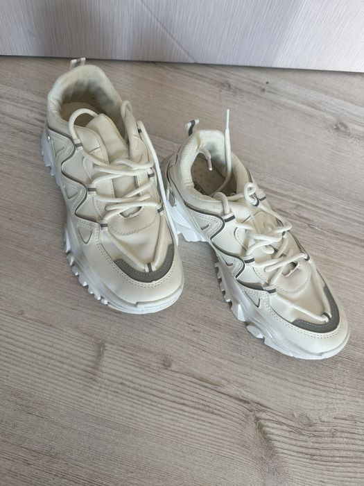 Бели маратонки Тенденз