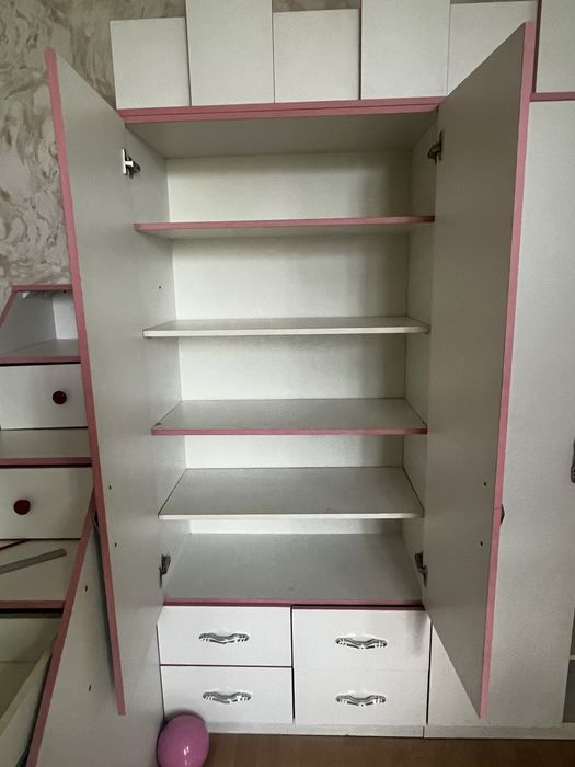 Детский шкаф и стол для девочки