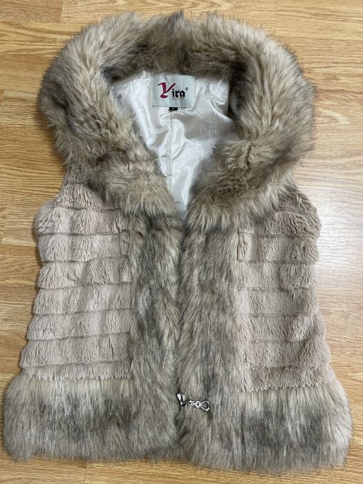 Vesta blana artificiala