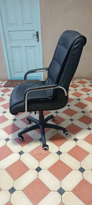 Ofis kreslo va stollar sotiladi arzon narxlarda