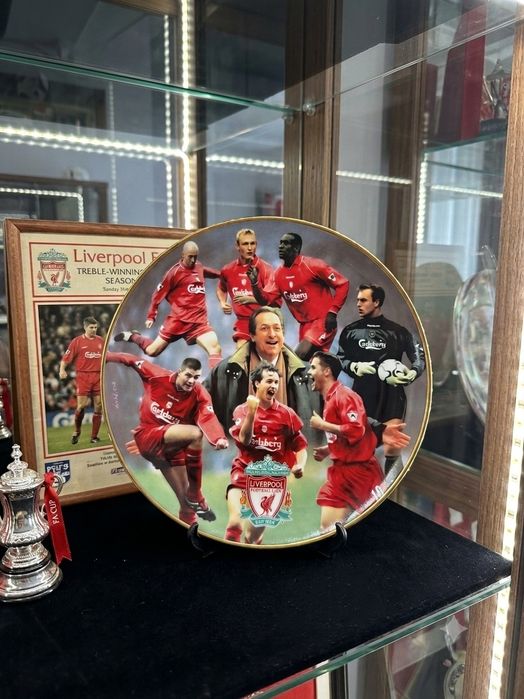 Колекционерска чиния Ливърпул – Liverpool Treble Winners 2001 (Danbury Mint) + Сертификат