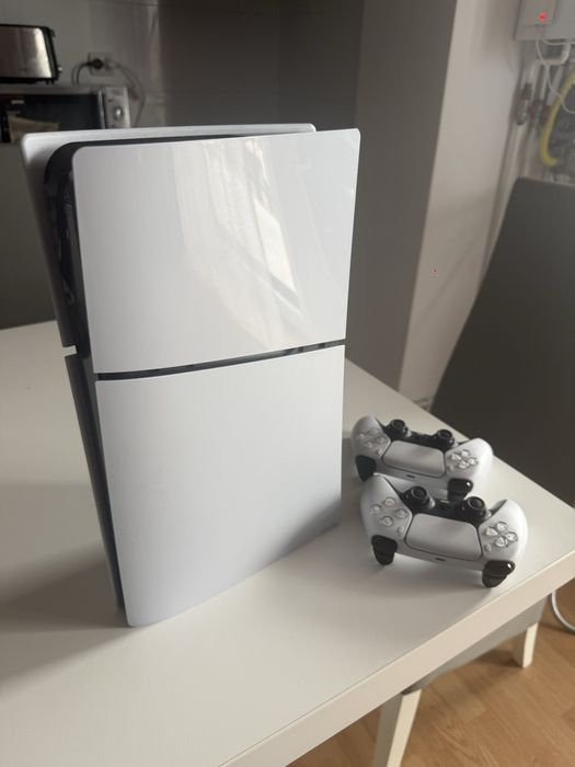 Vand ps5 slim 1tb + 2 manete