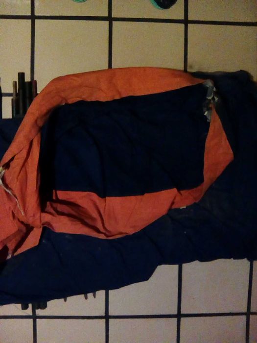 палатка, рибарско столче и стол с облегалка и дървени подлакътници