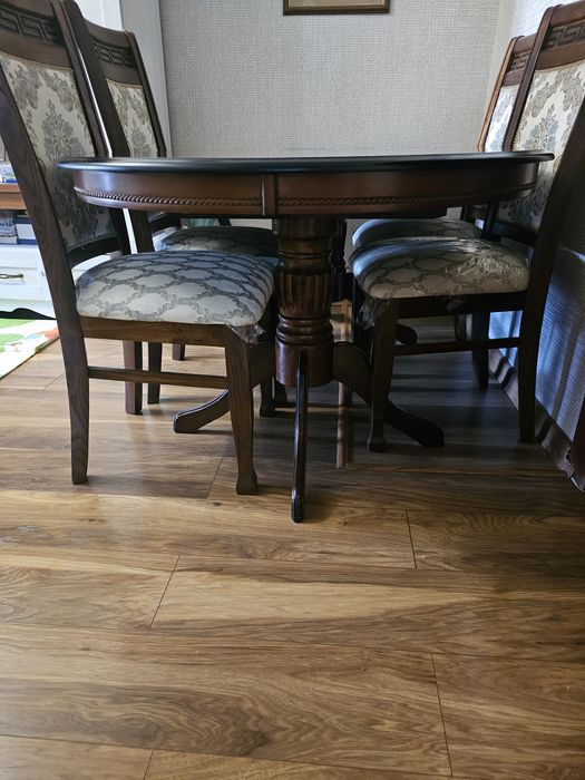 Срочно продам стол и 6 стульев