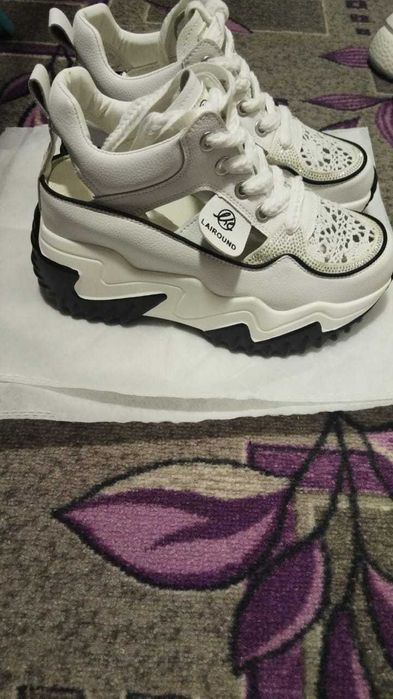 Продам кроссовки