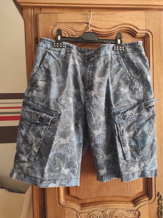 Pantalon scurt cu buzunare în fața, lateral și spate și găici pt curea