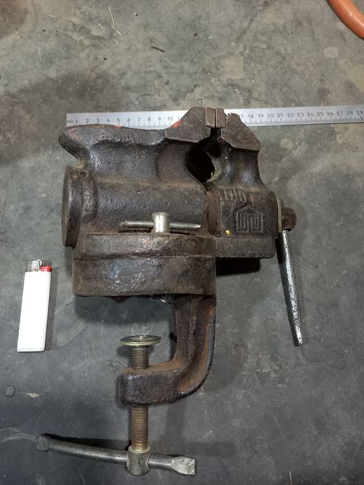 Тиски слесарные советские