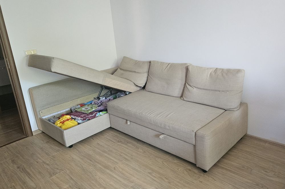 Разтегателен диван в бежово с ракла и функция за сън