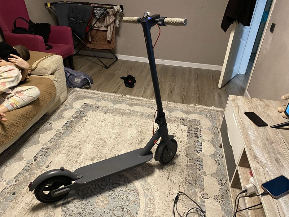 Продам электросамокат Xiaomi M365
