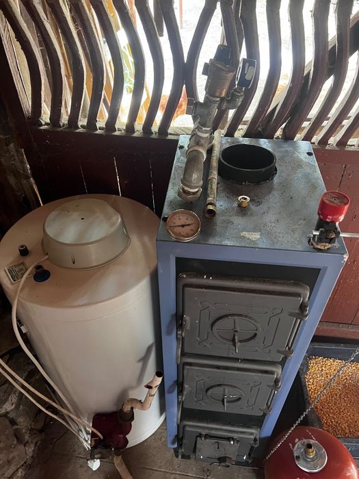 Vând focar cu boiler 25kw, pompa de siguranta, vas de expansiune,