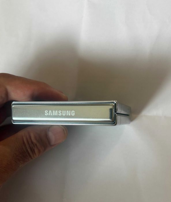 Samsung Z FLIP 5 5G impecabil culoare rara, verde mint 256 gb/ 8gb ram. schimb
