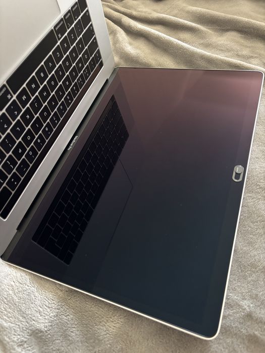 МacBook Pro 15 2018 2.9 GHz 6core Intel i9 / 32GB RAM, 1TB SSD, Intel UHD Graphics 630 & Radeon Pro 560X 4GB, батерията е на 188 цикъла
