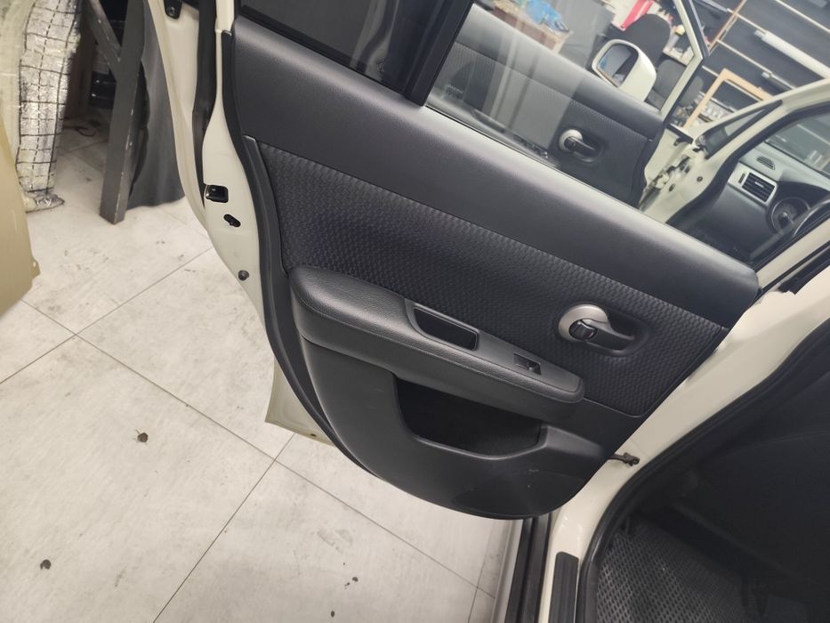 Nissan Tiida sotiladi.