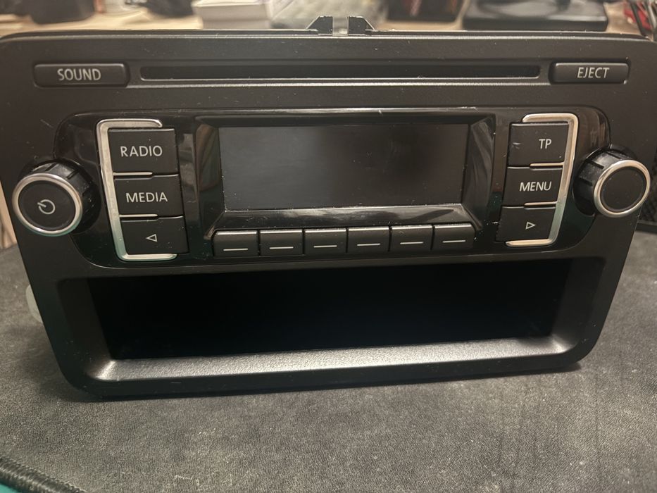 Продавам оригинално фабрично CD/MP3 радио VW ULVWMP3