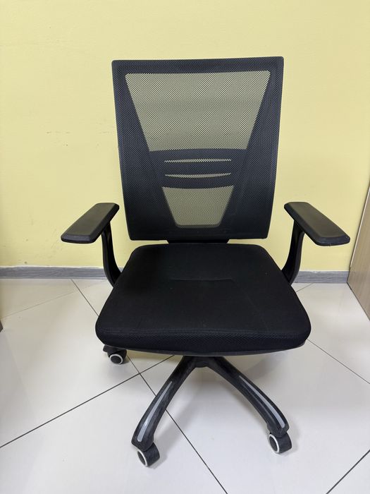 Офисное кресло черный