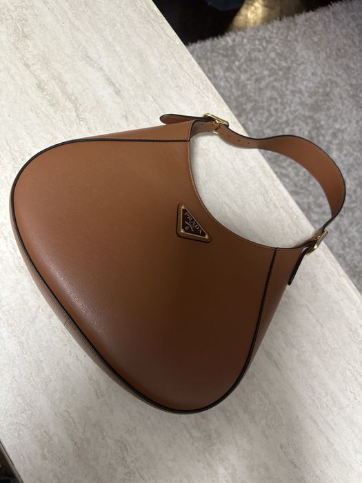 Vand geanta prada originala rog si ofer seriozitate