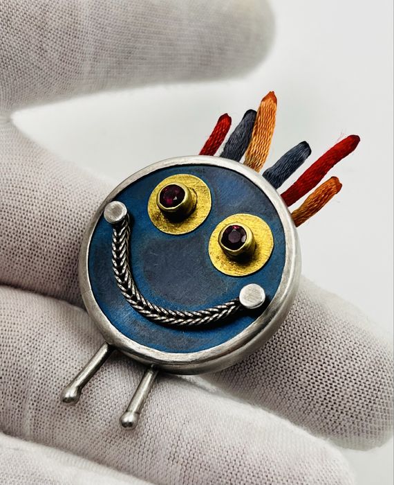 Сеебърна брошка със златни 22к очи и естествени рубини