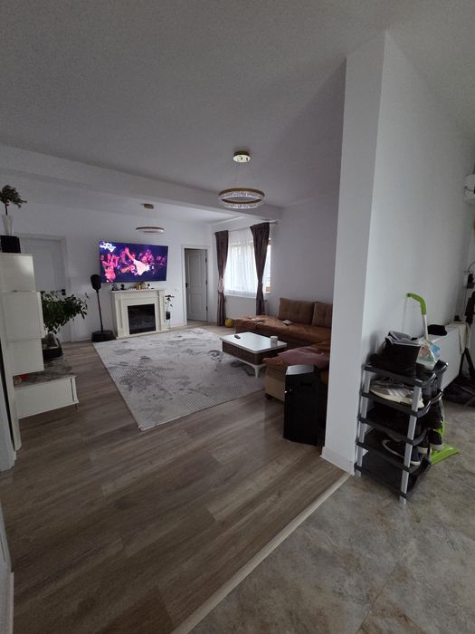 Casa 4 camere  de vanzare
