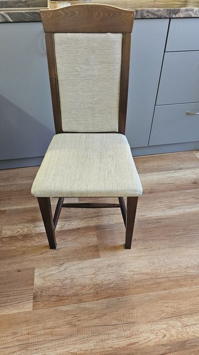 Трапезни столове от масивно дърво