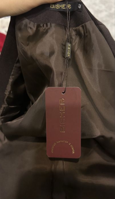 Коричневый пиджак с чокером на шее