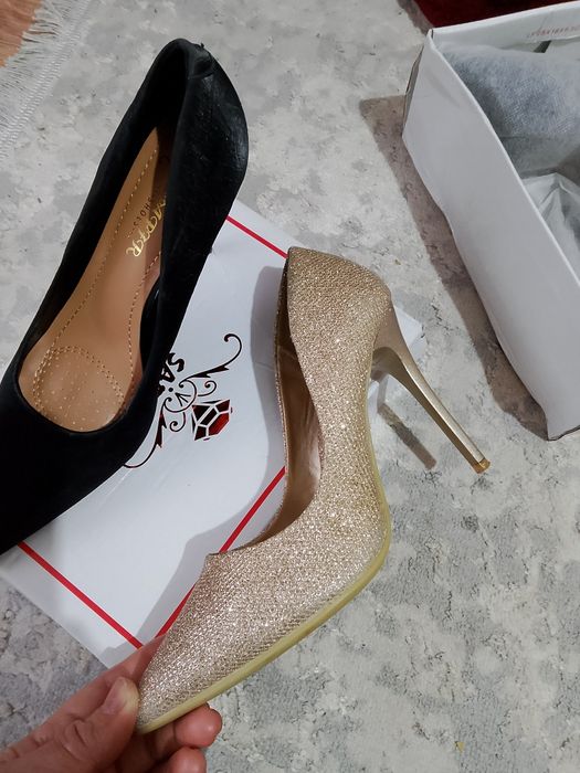 Биік өкшелі аяқ киім.