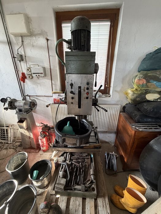 Masina de gaurit cu avans