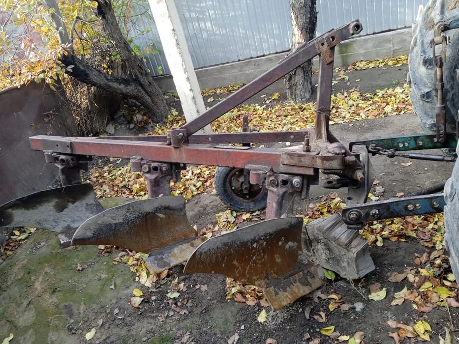 ЮМЗ 6А с плугом ПН 3 -35 А