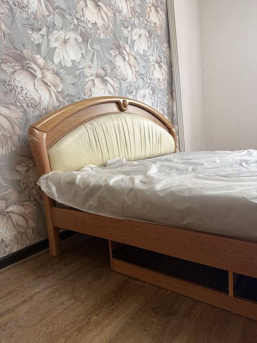 Кровать без матраса, шкаф