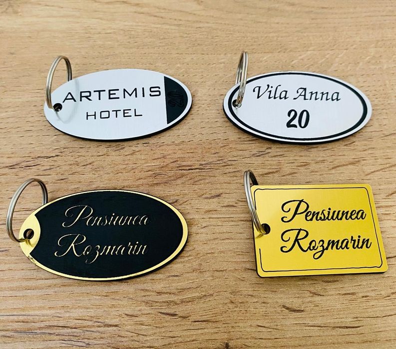 Placuta număr casa, ecusoane, brelocuri