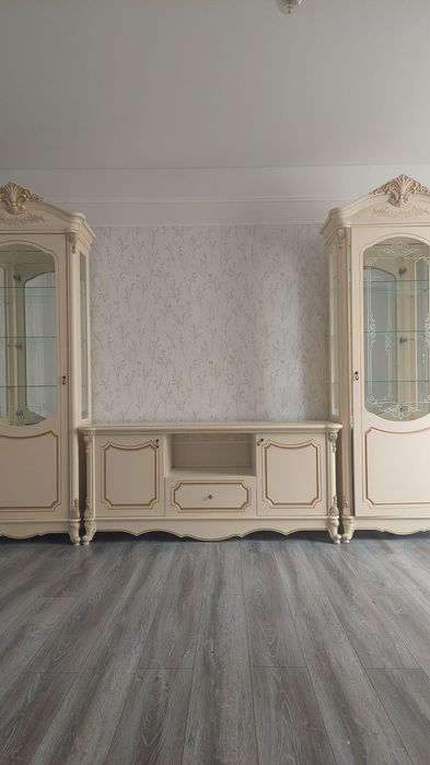 Камод с зеркалом и сервант