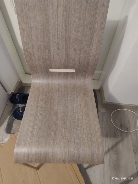 Masa alungabila și scaune.