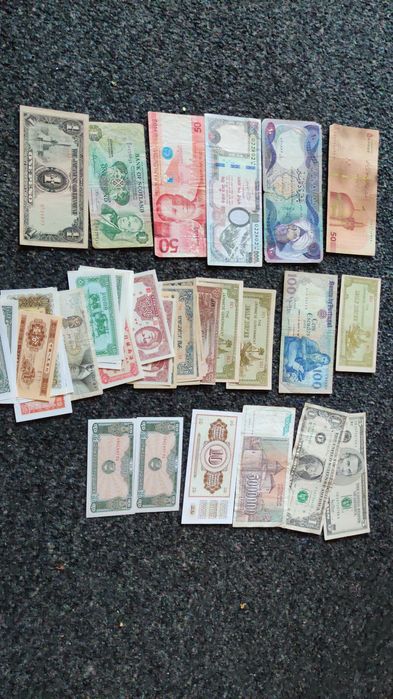 Bancnote diferite românești și straine
