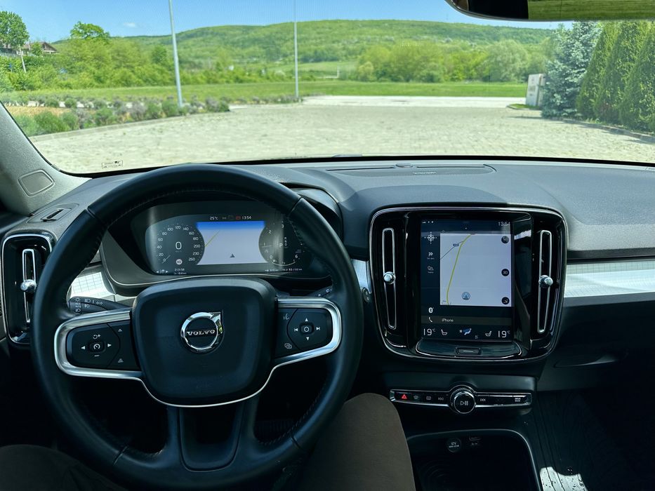 VOLVO XC40 / 2.0 D4 190 cp