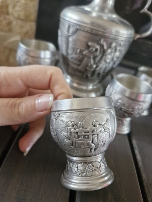 Комплект гарафа и 4 чашки за ракия от калай