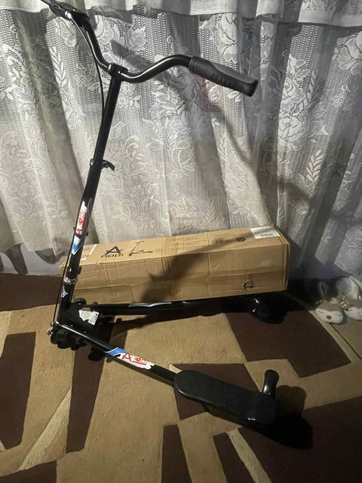 Vând trotinetă pliabila cu 3 roti AOODIL,Negru,6Y+