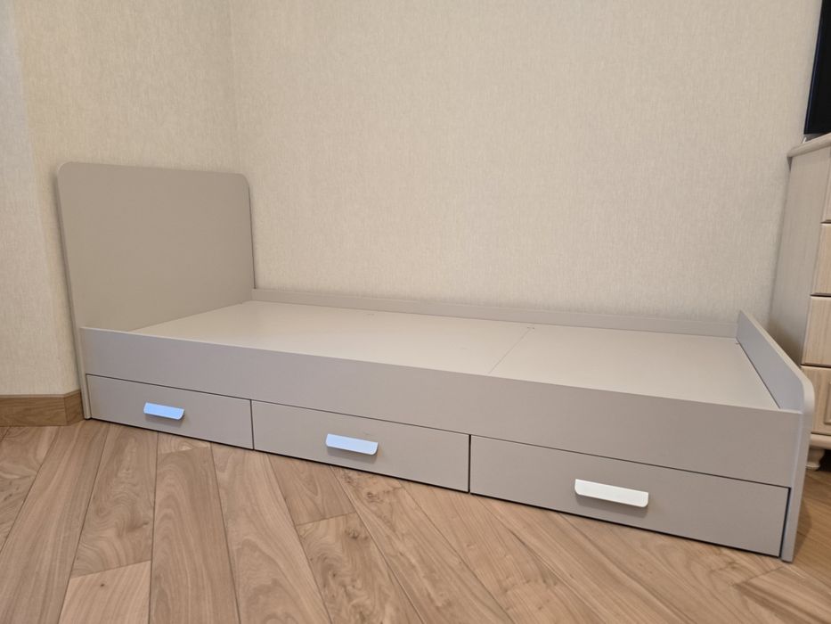 Кровать односпальная.