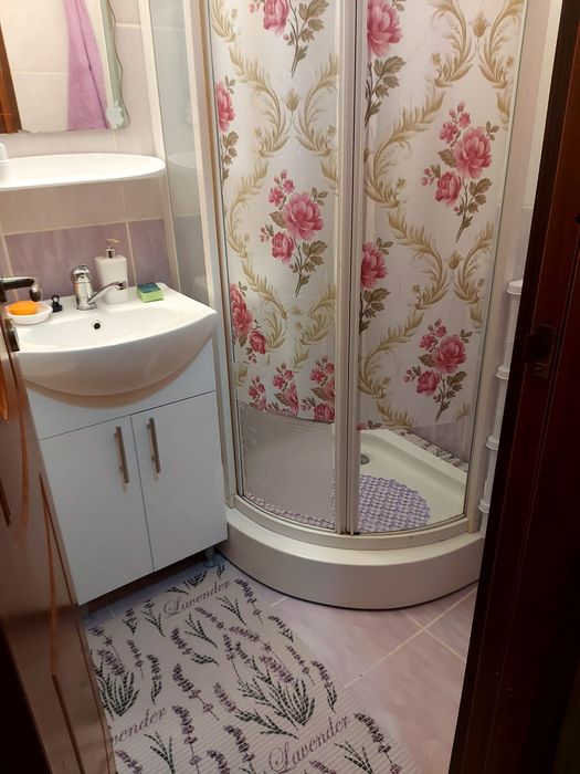 Închiriez garsoniera pe termen lung,zona 9 Mai,parter( 1100 lei)i,