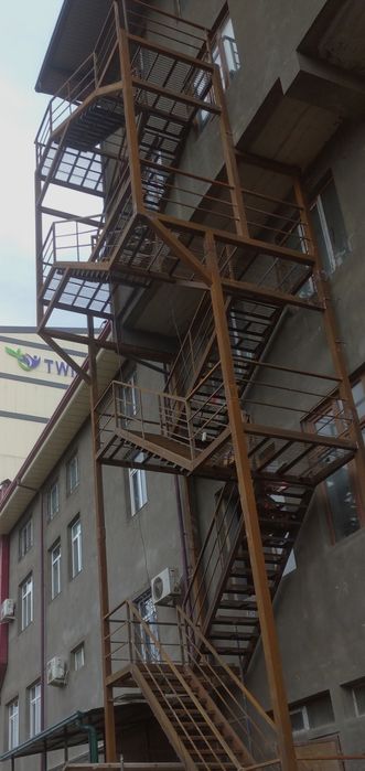 Пожарная лестница металлическая на здание