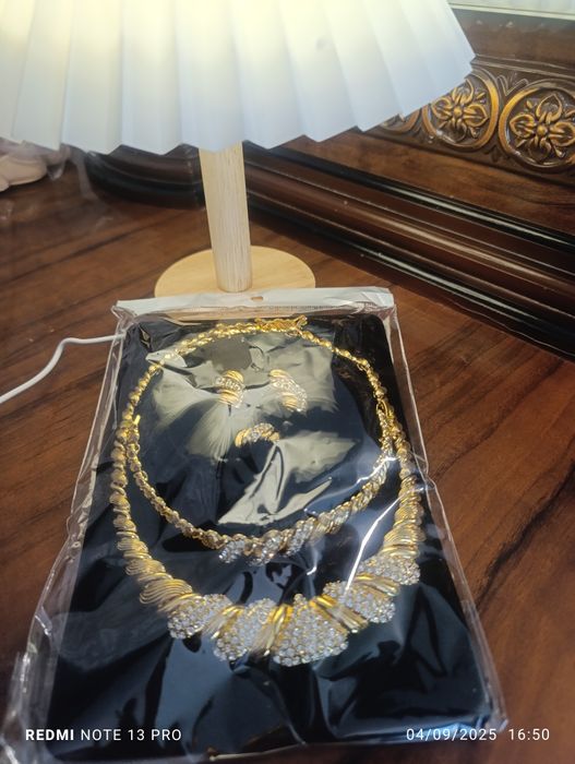 Shoxona 24 karat oltin bilan qoplangan ayollar taqinchoqlari