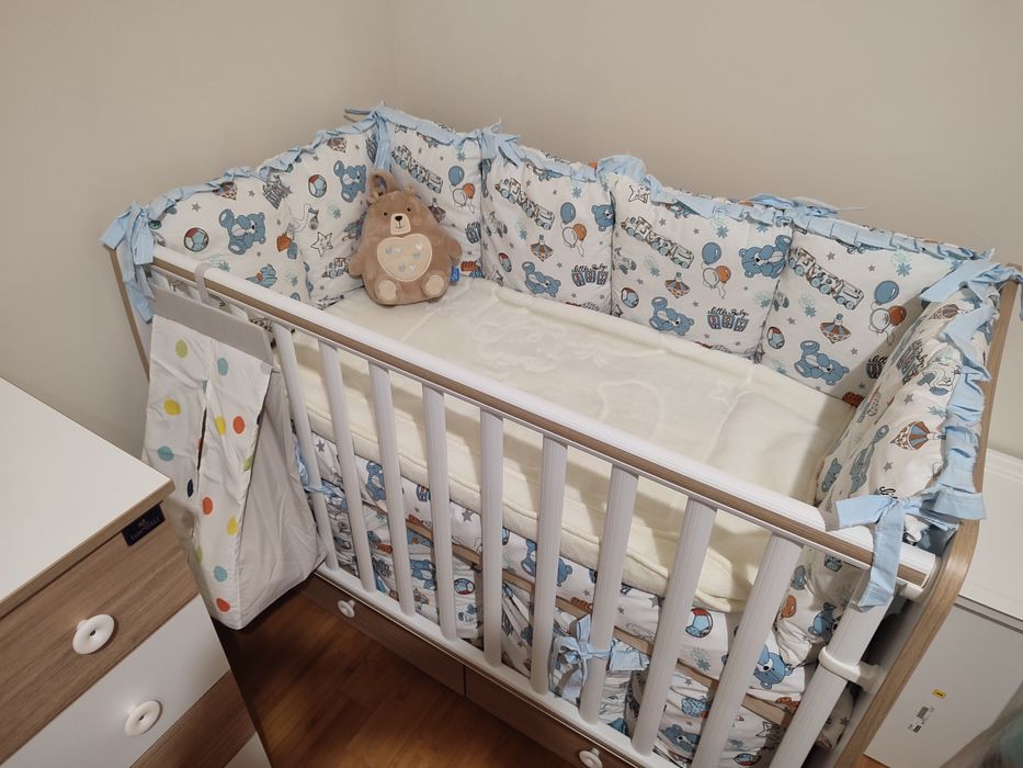 Бебешка кошара на две нива с люлеещ механизъм