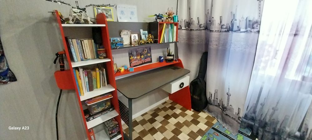 Стол письменный с полками