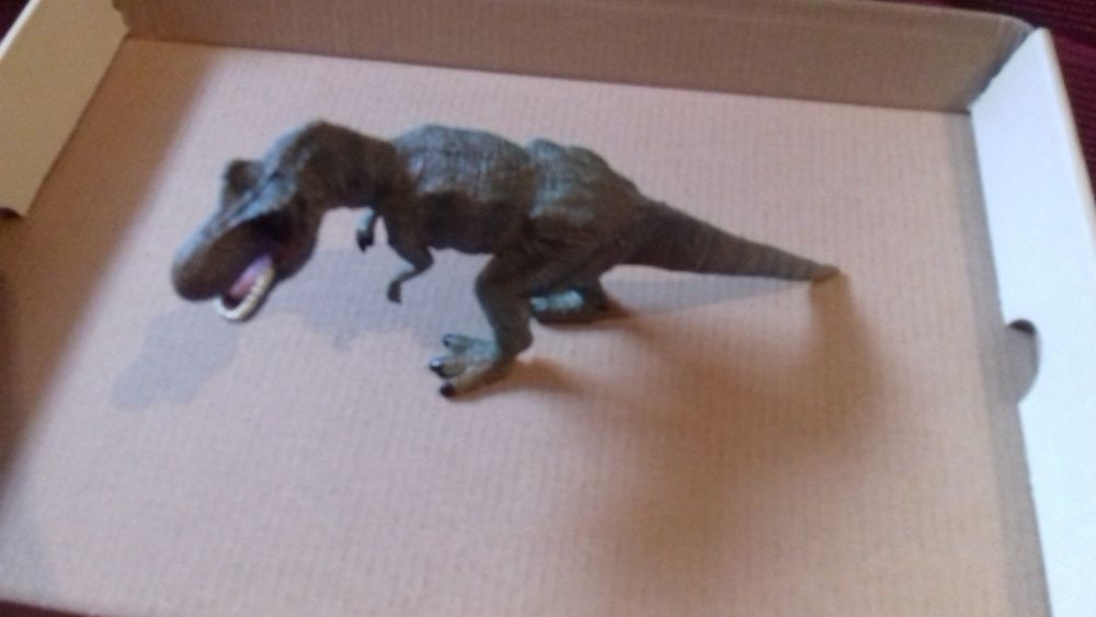 Vand figurine (dinozauri) 12buc/set+7 reviste de colectie.